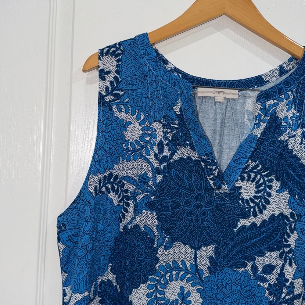 Loft floral blue vneck sleeveless tank top woman’s size
XXLARGE - Picture 2 of 5